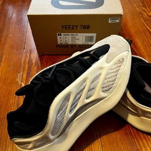 Yeezy 700 Men’s 8 1/2